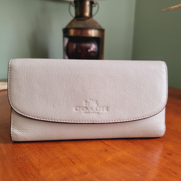 Coach Pebbled Leather Checkbook Wallet In Putty Gray Tan #F52715 - Picture 1 of 15